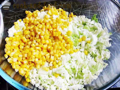 Recepte salāti Ķīnas kāpostiem ar sieru un grauzdiņiem