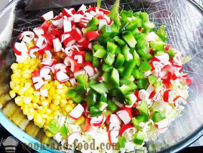 Recepte salāti Ķīnas kāpostiem ar sieru un grauzdiņiem