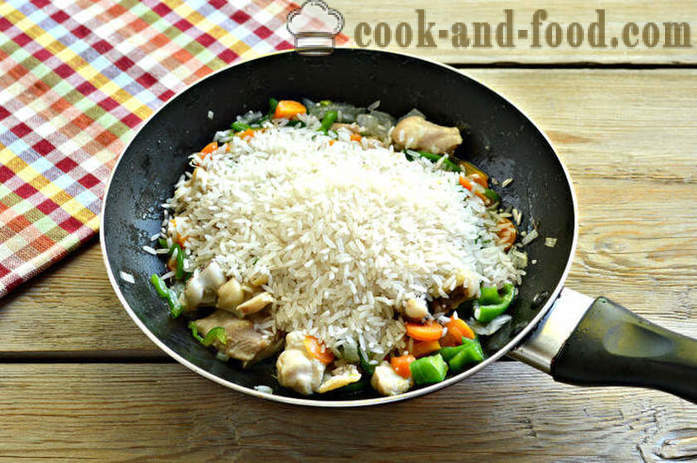 Rīsi ar dārzeņiem un vistu - gan garšīgs vistas pavārs rīsu pannas, soli pa solim recepšu fotogrāfijas