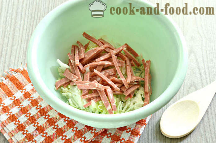 Salāti ar grauzdiņiem, korejiešu burkāni, desu - Kā sagatavot salāti ar grauzdiņiem un majonēzi, soli pa solim recepšu fotogrāfijas