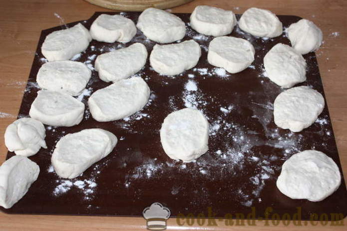 Sulīgs Donuts rauga pildīti ar sieru - kā padarīt virtuļus ar pildījumu, soli pa solim recepšu fotogrāfijas