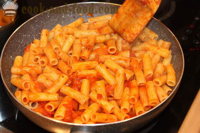 Itāļu ziti ēdiens - tāpat kā makaroni cept krāsnī ar sieru, tomātiem un šķiņķi, soli pa solim recepšu fotogrāfijas