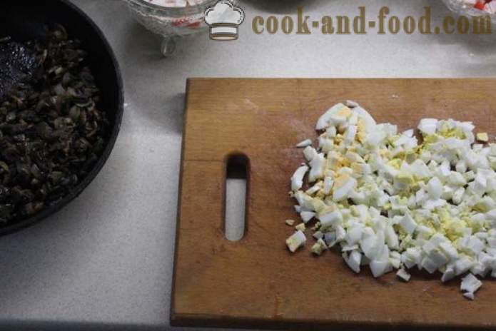 Kārtains krabju salāti ar rīsiem un sēnēm - kā gatavot krabju salāti ar rīsiem un sēnēm, kā soli pa solim recepšu fotogrāfijas