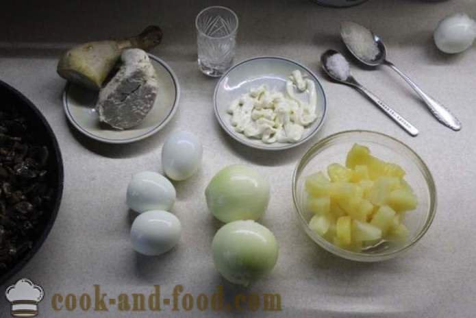 Kārtains salāti ar sēnēm, krūts un ananāsu - kā padarīt ananasu salāti ar vistu, soli pa solim recepšu fotogrāfijas