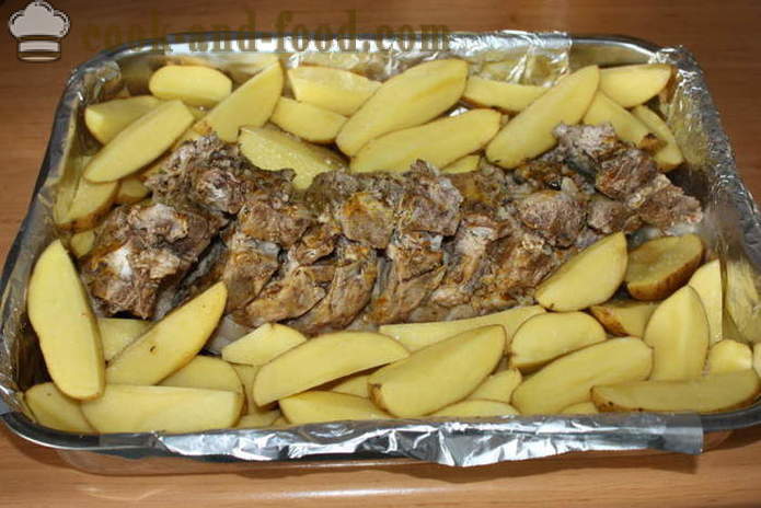 Ceptas cūku ribiņas ar kartupeļiem cepeškrāsnī - piemēram, cepti kartupeļi ar bekonu, soli pa solim recepšu fotogrāfijas