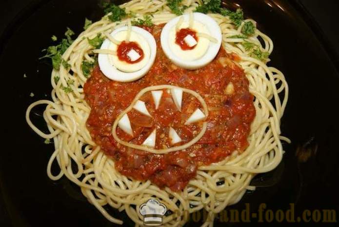 Spageti Monster - viegli un garšīgi karstie ēdieni Halloween ar rokām, soli pa solim recepšu fotogrāfijas
