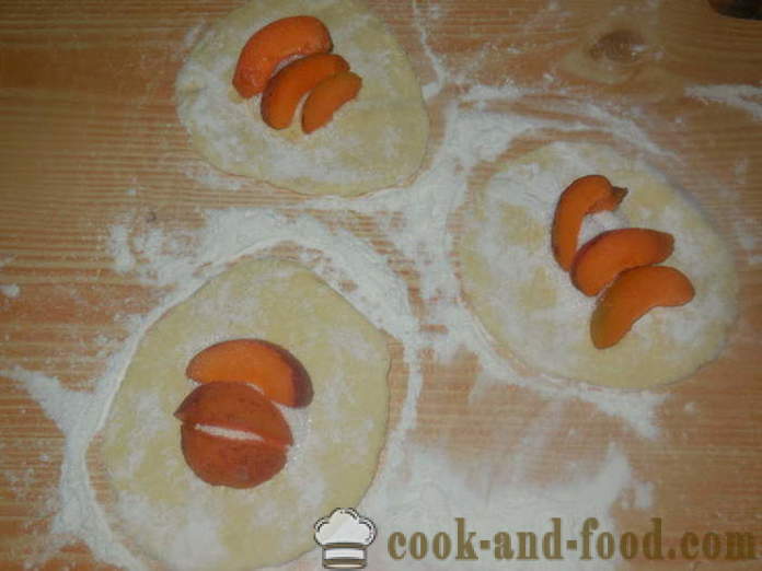 Kūkas no biezpiena mīklas ar aprikozēm pannā - kā padarīt kūkas ar aprikozēm, soli pa solim recepšu fotogrāfijas