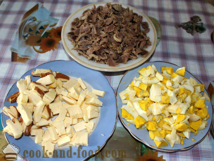 Salāti ar desu sieru un vistas navels - kā padarīt salāti kuņģiem un sieru, ar soli pa solim recepšu fotogrāfijas