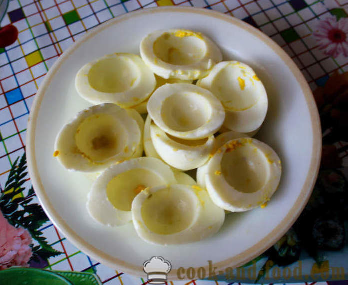 Pildīti olu dzeltenumu un sardīnes, kā padarīt pildījuma olas ar konservētu pārtiku, soli pa solim recepšu fotogrāfijas