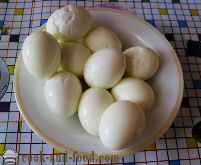 Pildīti olu dzeltenumu un sardīnes, kā padarīt pildījuma olas ar konservētu pārtiku, soli pa solim recepšu fotogrāfijas