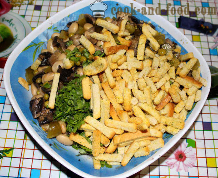 Delicious pupiņu salāti ar sēnēm un grauzdiņiem - kā gatavot pupiņu salāti, soli pa solim recepšu fotogrāfijas