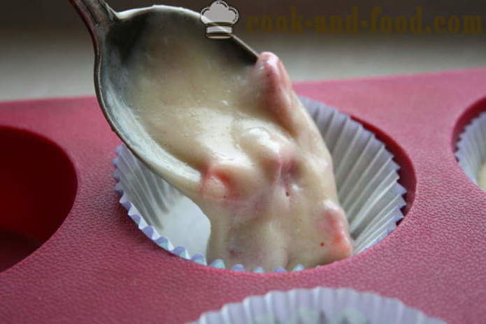 Mājās smalkmaizītes uz jogurts ar zemenēm - kā gatavot smalkmaizītes ar silikona veidnēs, soli pa solim recepšu fotogrāfijas