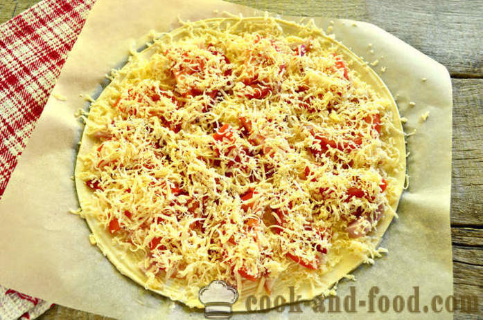 Pizza Kārtainās Kārtainās mīklas ar bekonu un pipariem - kā sagatavot neraudzētu picu no mīklas, kas soli pa solim recepšu fotogrāfijas