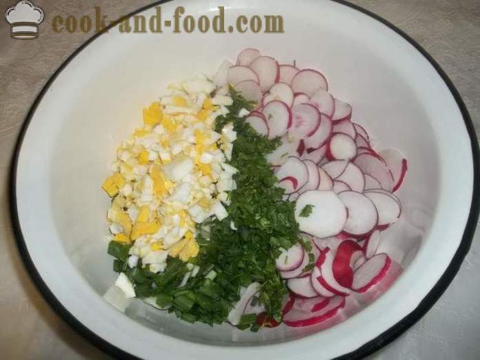 Delicious salāti ar redīsiem ar olu un zaļo sīpolu - kā sagatavot salāti ar redīsiem, soli pa solim recepšu fotogrāfijas
