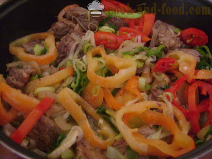 Bieza gulašs zupa ungāru - kā gatavot sākas ar gulaša zupa ar liellopu gaļas, soli pa solim recepšu fotogrāfijas