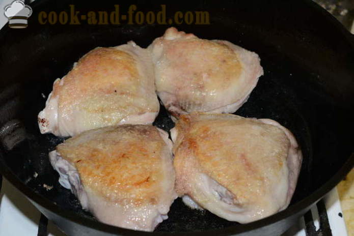 Vistas ciskas sautēti ar sīpoliem, burkāniem un marinētiem gurķiem - kā pagatavot garšīgu vistas ciskas uz pannas, ar soli pa solim recepšu fotogrāfijas