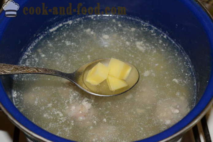 Kartupeļu zupa ar saldētas kotletes un marinētiem gurķiem - kā gatavot kartupeļu zupa ar kotletēm, ar soli pa solim recepšu fotogrāfijas