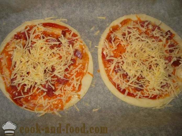 Mini pica kārtainās mīklas ar desu un sieru - kā padarīt mini-picas kārtainās mīklas, ar soli pa solim recepšu fotogrāfijas