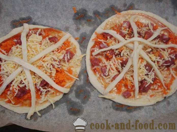 Mini pica kārtainās mīklas ar desu un sieru - kā padarīt mini-picas kārtainās mīklas, ar soli pa solim recepšu fotogrāfijas