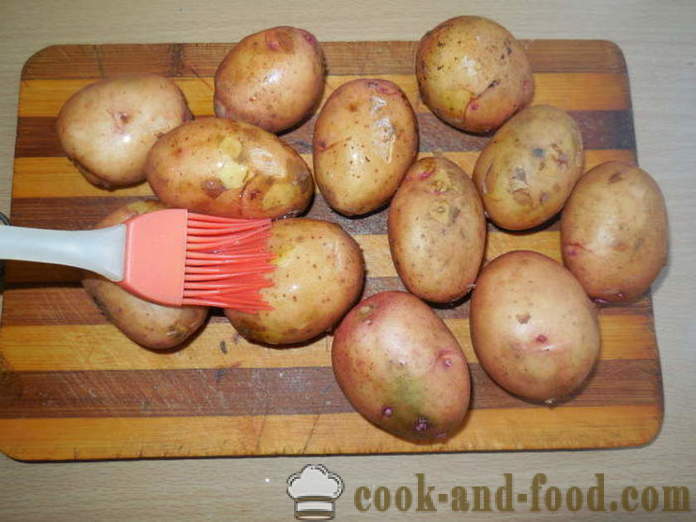 Cepti kartupeļi savos jakas cepeškrāsnī - gardus cepti kartupeļi viņu ādām krāsnī, ar soli pa solim recepšu fotogrāfijas