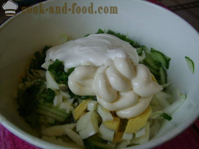 Salāti ar ķīniešu kāpostiem, gurķiem, olu un sīpoliem - kā pagatavot gardus salātus no Ķīnas kāpostiem, soli pa solim recepšu fotogrāfijas