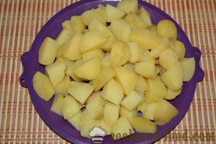 Vārītiem kartupeļiem viņu ādām pannā cepta - garšīgs ēdiens vārītiem kartupeļiem viņu ādām piedevām