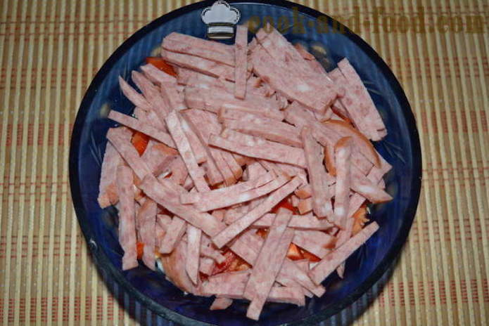 Salāti Ķīnas kāposti ar kūpinātu desu, papriku un konservētu kukurūzas - kā sagatavot salāti ķīniešu kāpostiem ar kukurūzas un desu, soli pa solim recepšu fotogrāfijas