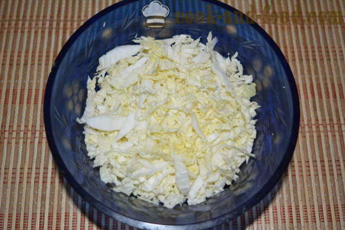 Salāti Ķīnas kāposti ar kūpinātu desu, papriku un konservētu kukurūzas - kā sagatavot salāti ķīniešu kāpostiem ar kukurūzas un desu, soli pa solim recepšu fotogrāfijas