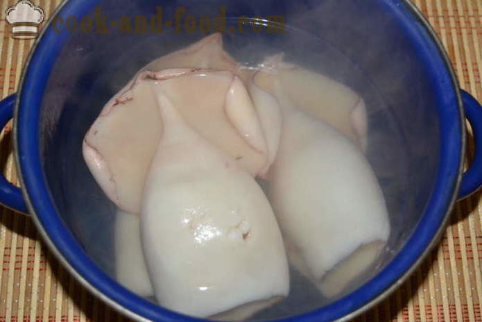 Kā pagatavot kalmāru salāti, kas bija mīksts, ar soli pa solim recepšu fotogrāfijas
