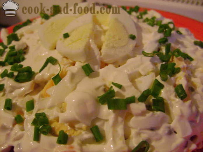 Kārtains salāti ar konservētu sardīņu - kā sagatavot salāti ar sardīnēm, soli pa solim recepšu fotogrāfijas