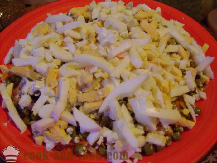 Kārtains salāti ar konservētu sardīņu - kā sagatavot salāti ar sardīnēm, soli pa solim recepšu fotogrāfijas