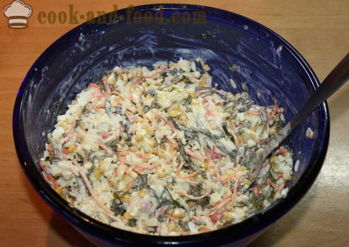Vienkārša salāti ar jūras aļģēm, olu un krabju palochkami- kā sagatavot salāti ar jūras aļģēm, soli pa solim recepšu fotogrāfijas