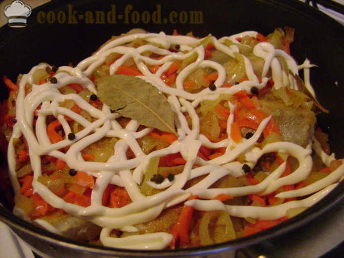 Garšīgas recepte brotoly sautētu ar sīpoliem un dārzeņiem - gatavošanas brotola ar majonēzi, soli pa solim recepšu fotogrāfijas