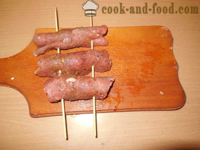 Gaļas ruļļi pildījumu krāsnī - kā gatavot gaļas ruletes uz iesmiem, soli pa solim recepšu fotogrāfijas