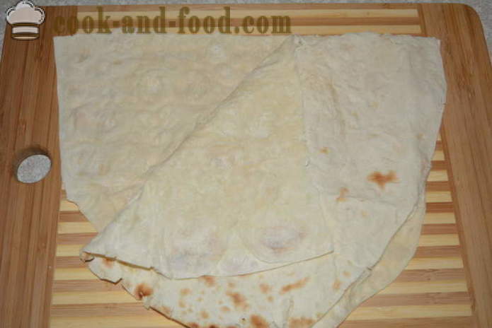 Vienkārša rullis pitas maizi ar šprotēm, sieru un olām - kā gatavot klaipu pitas maizi ar šprotēm, soli pa solim recepšu fotogrāfijas