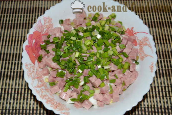 Vienkārša salāti ar Ķīnas kāpostu, šķiņķi un zirņiem - kā sagatavot salāti ķīniešu kāpostiem un šķiņķi, soli pa solim recepšu fotogrāfijas