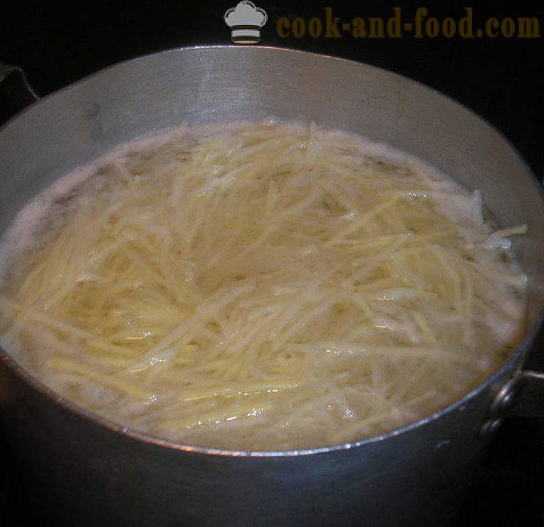 Salāti ar kartupeļu nūjām un desu - kā padarīt kartupeļu salāti, soli pa solim recepšu fotogrāfijas