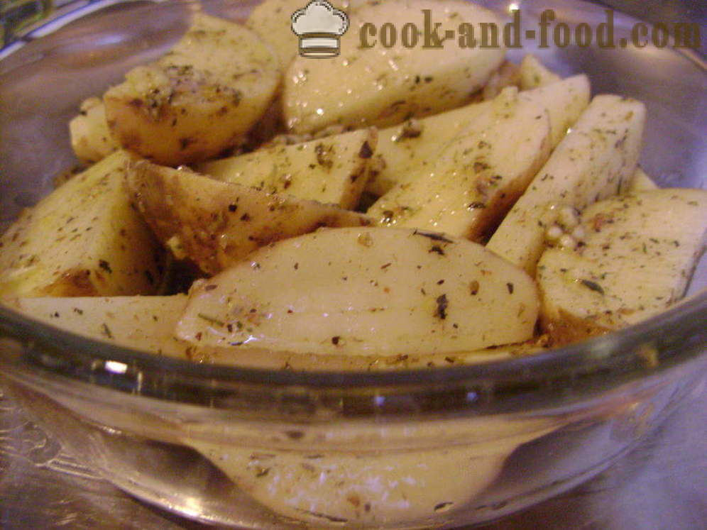 Kartupeļi ceptas ar garozu - piemēram, ceptu kartupeļu šķēles krāsnī, ar soli pa solim recepšu fotogrāfijas