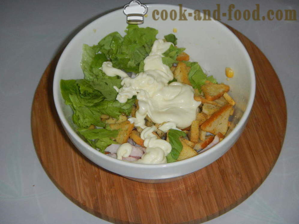Garšīgas salāti ar grauzdiņiem un kukurūzas - kā sagatavot salāti ar grauzdiņiem un kukurūzas ātri, soli pa solim recepšu fotogrāfijas