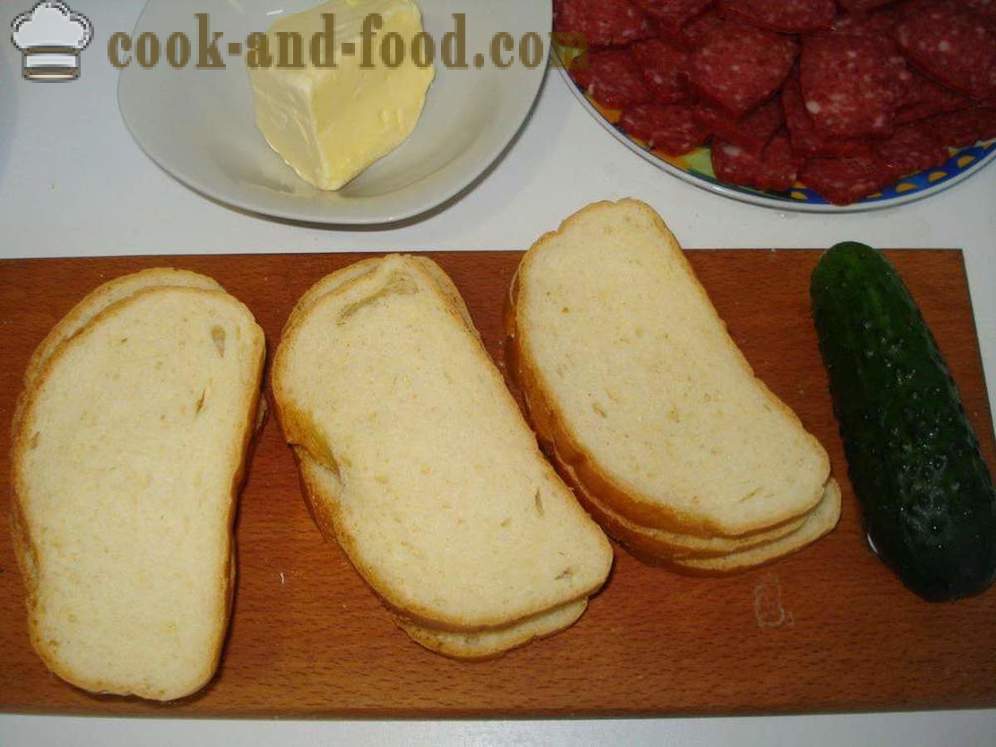 Sviestmaizes ar desu, sieru un gurķi - kā padarīt sviestmaizi ar desu un sieru, ar soli pa solim recepšu fotogrāfijas