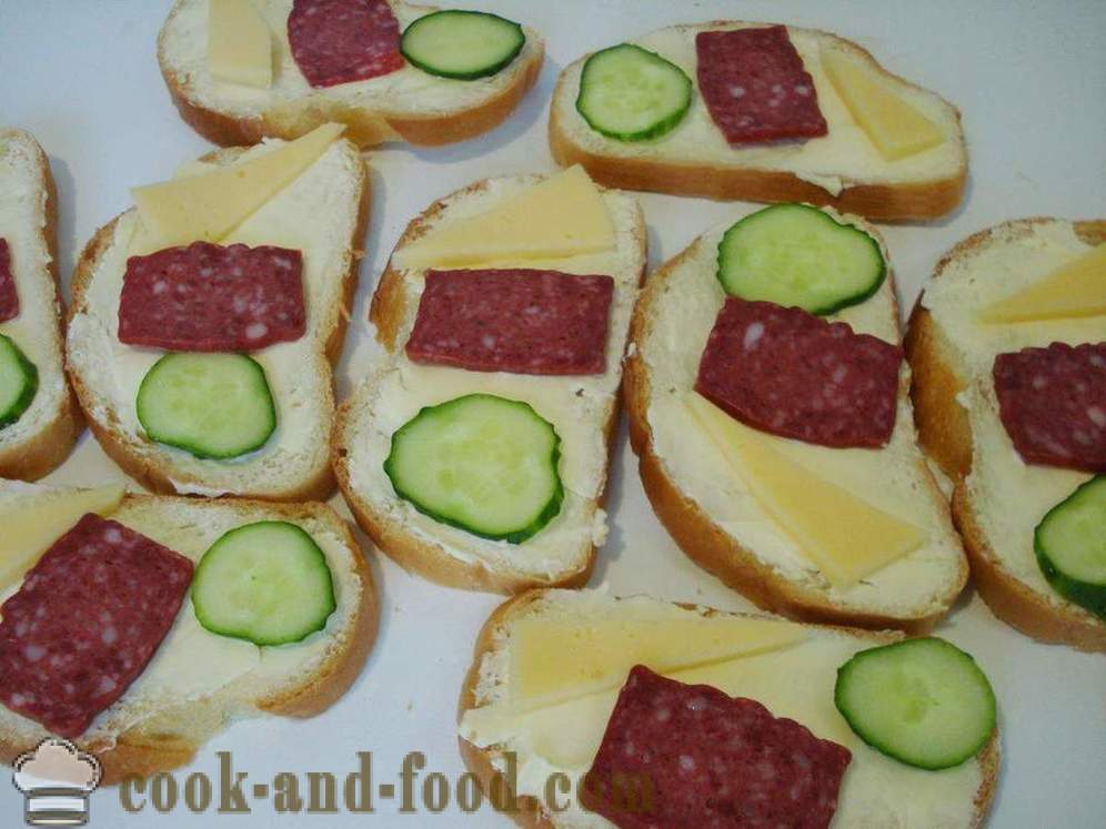 Sviestmaizes ar desu, sieru un gurķi - kā padarīt sviestmaizi ar desu un sieru, ar soli pa solim recepšu fotogrāfijas