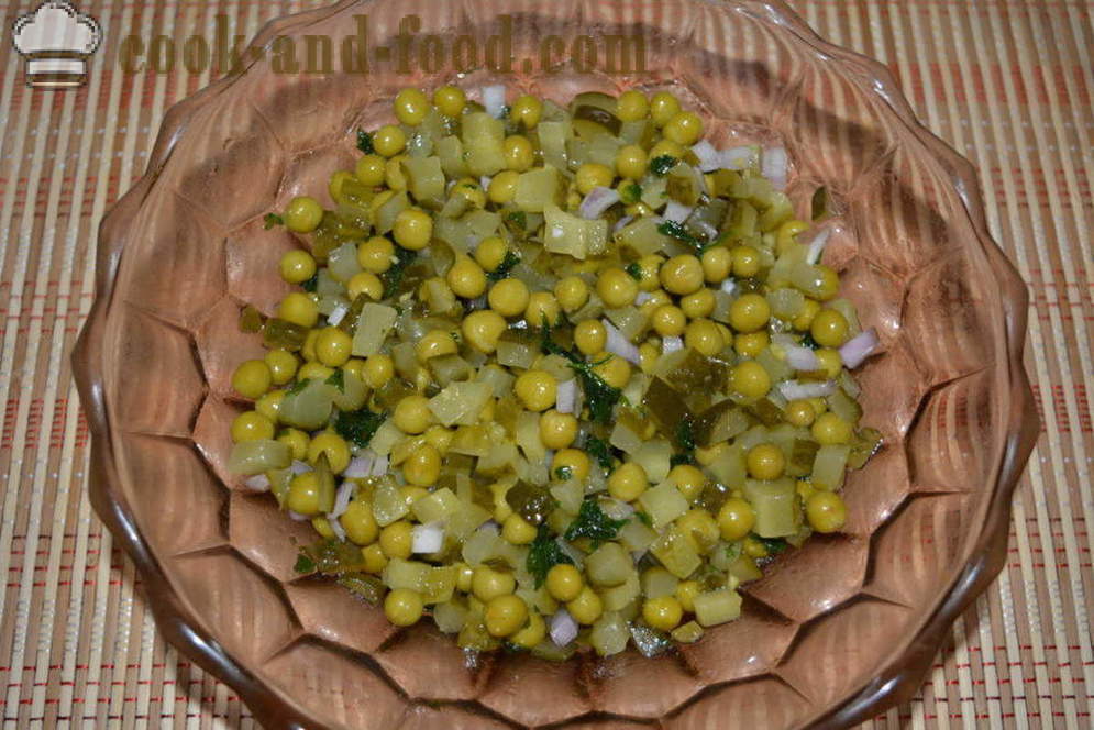 Salāti ar marinētiem gurķiem un zaļajiem zirnīšiem steidzīgiem - kā gatavot gardu salāti no marinētiem gurķiem un zirņus, soli pa solim recepšu fotogrāfijas