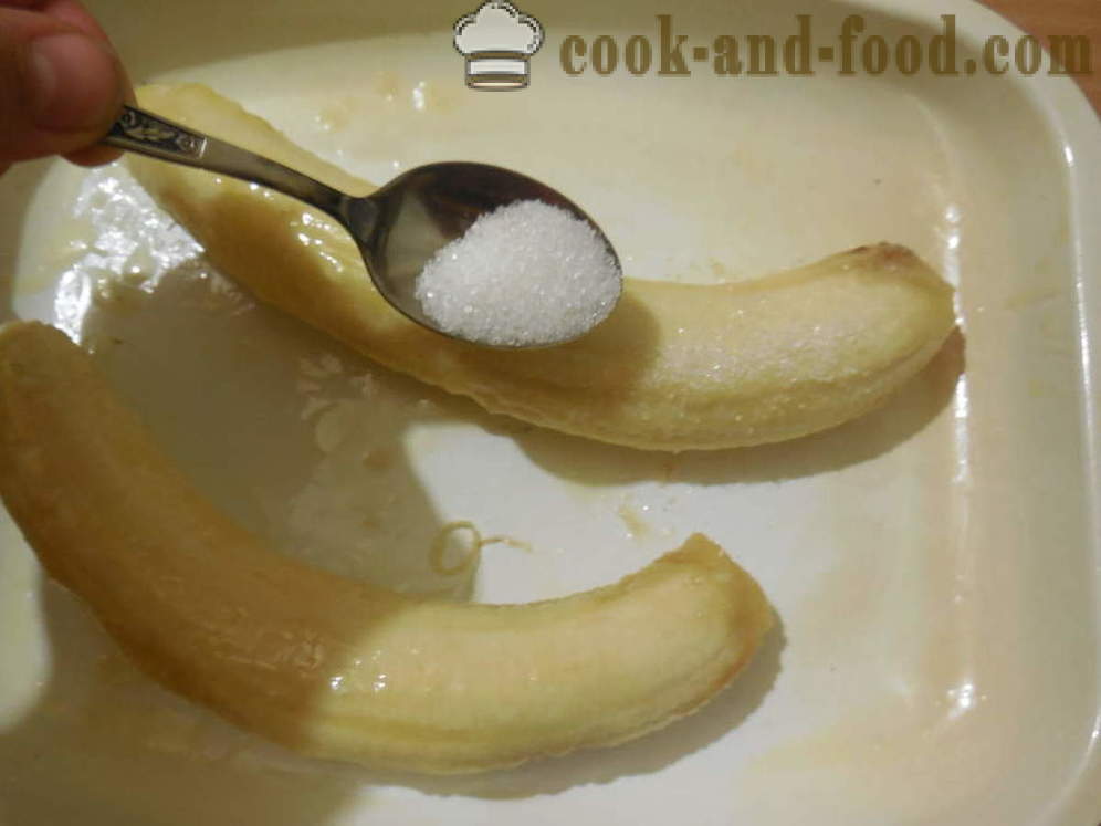 Banāni cep cepeškrāsnī ar riekstiem un cukuru - piemēram, ceptiem banāniem krāsnī desertu, soli pa solim recepšu fotogrāfijas