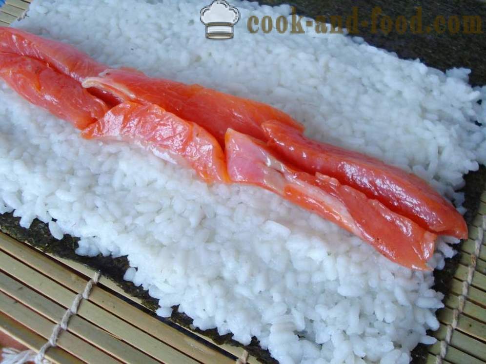 Suši veltnīši ar rīsiem un sarkanā zivs - kā gatavot suši ruļļos mājās soli pa solim recepšu fotogrāfijas
