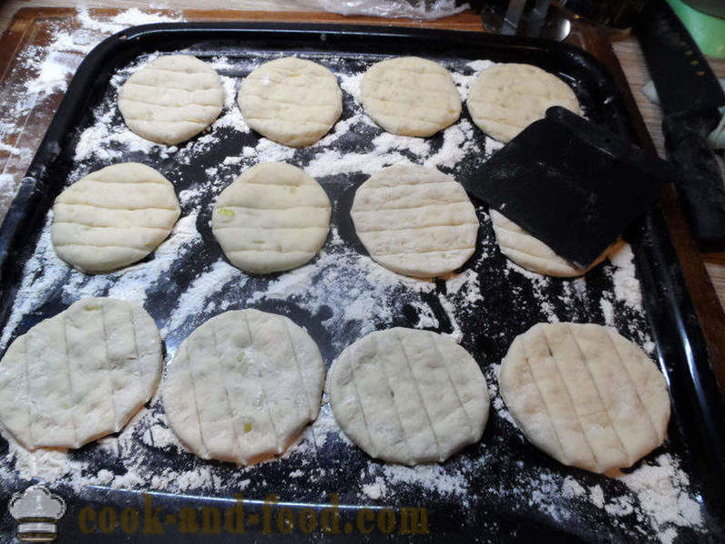 Sīpolu maizes krāsnī vai sīpolu smalkmaizītes - piemēram, kā cept maizi, sīpolu, soli pa solim recepšu fotogrāfijas