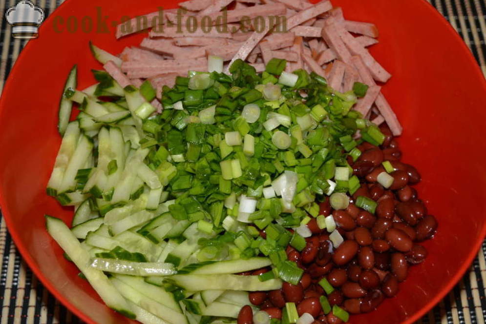 Salāti ar sarkanām pupiņām un konservu desu - Kā sagatavot salāti ar pupiņām un kūpinātas desas, soli pa solim recepšu fotogrāfijas