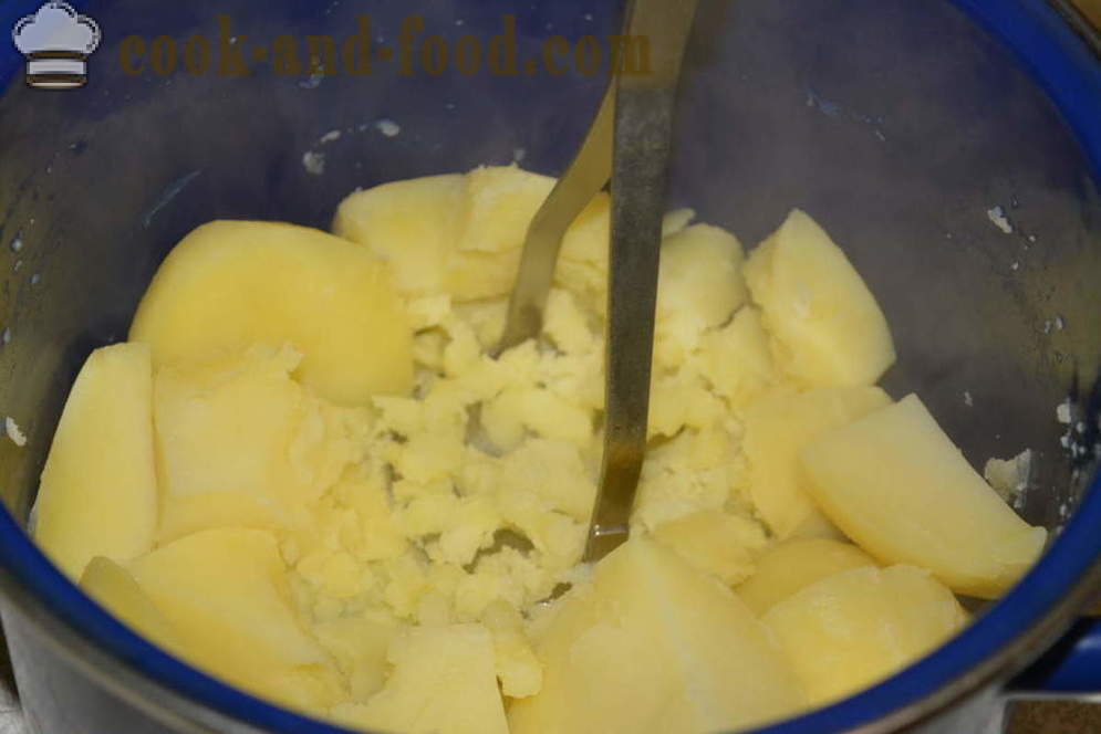 Kartupeļu zupa ar grauzdiņiem un salami - kā padarīt zupa no kartupeļiem, soli pa solim recepšu fotogrāfijas