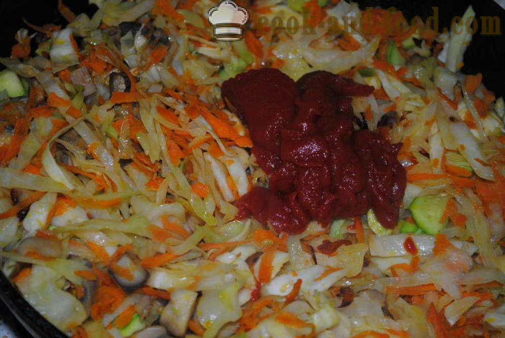 Sautēti kāposti ar sēnēm un tomātu pastas pannā - kā gatavot gardu sautējums kāpostu, soli pa solim recepšu fotogrāfijas