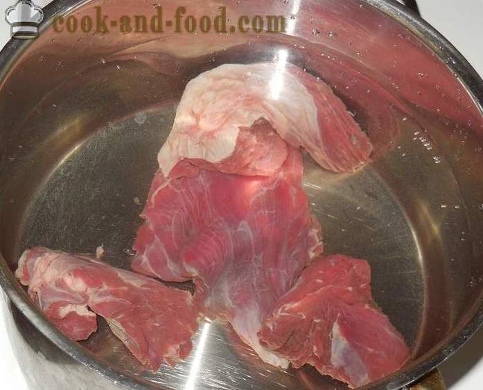 Delicious zirņu zupa ar kūpinātu gaļu un gaļas