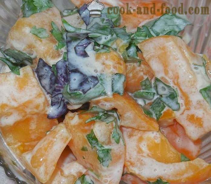 Vienkārša un garšīgi salāti no svaigiem tomātiem ar skābo krējumu, ķiplokiem un baziliku - kā gatavot tomātu salāti - recepte ar fotogrāfijām - soli pa solim